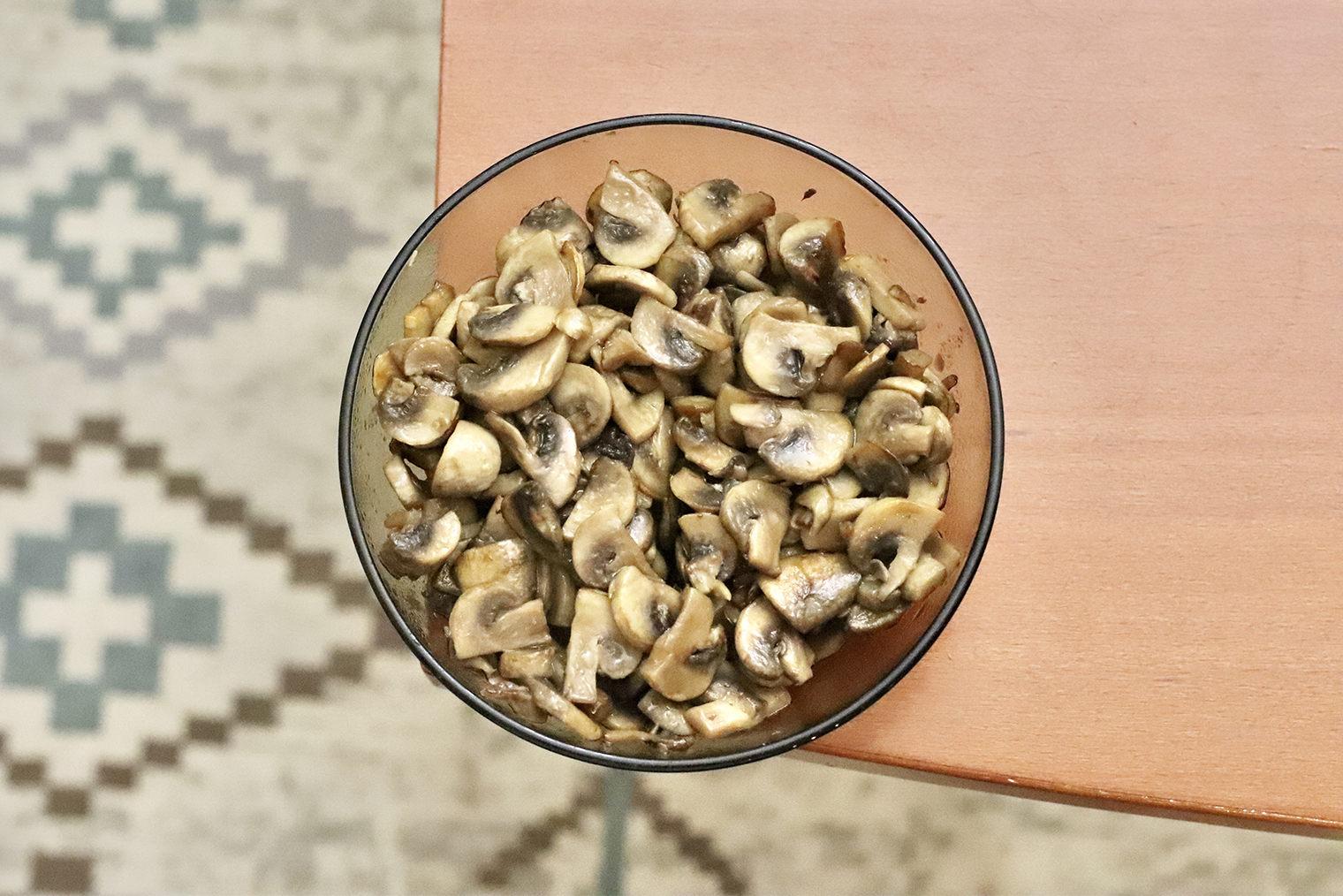 Шаг 2. Подсолнечное масло разогрейте в сковороде. Шампиньоны посолите и обжаривайте на среднем огне 5—6 минут до румяности