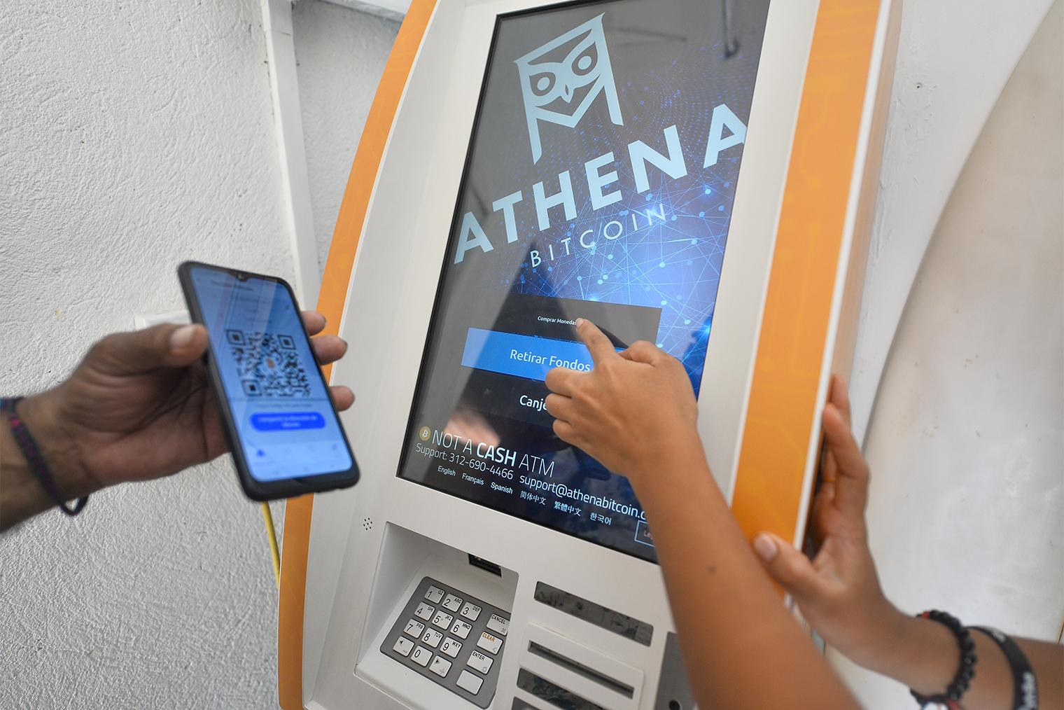 Американская компания Athena Bitcoin Global предоставила правительству Сальвадора в аренду 200 банкоматов. Фотография: Anadolu / Getty Images