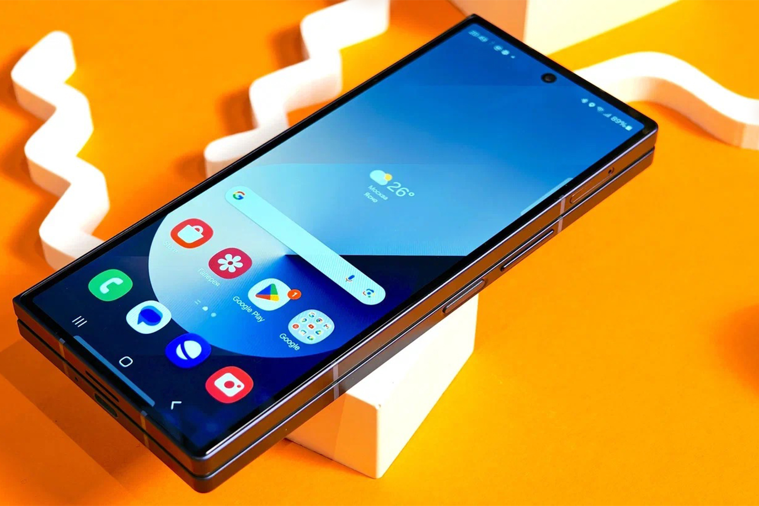 Galaxy Z Fold 6 тоньше и легче, чем прошлые модели, но все равно достаточно массивный в закрытом виде