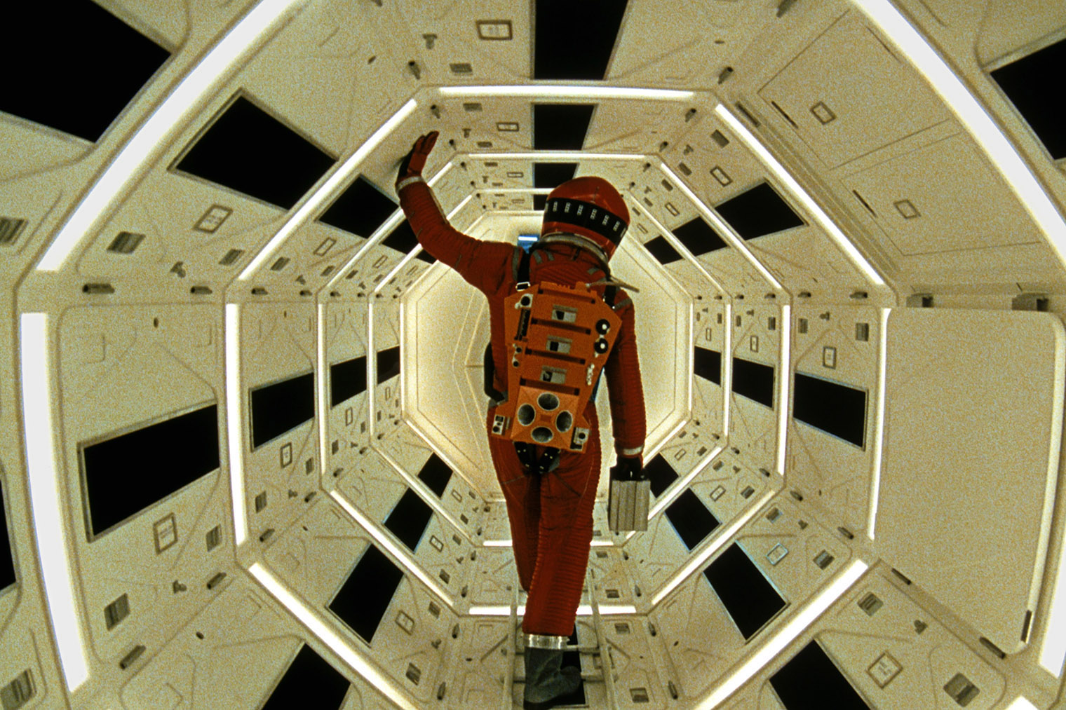 «Космическая одиссея» поражает невероятно красивыми симметричными кадрами. Источник: Metro-Goldwyn-Mayer
