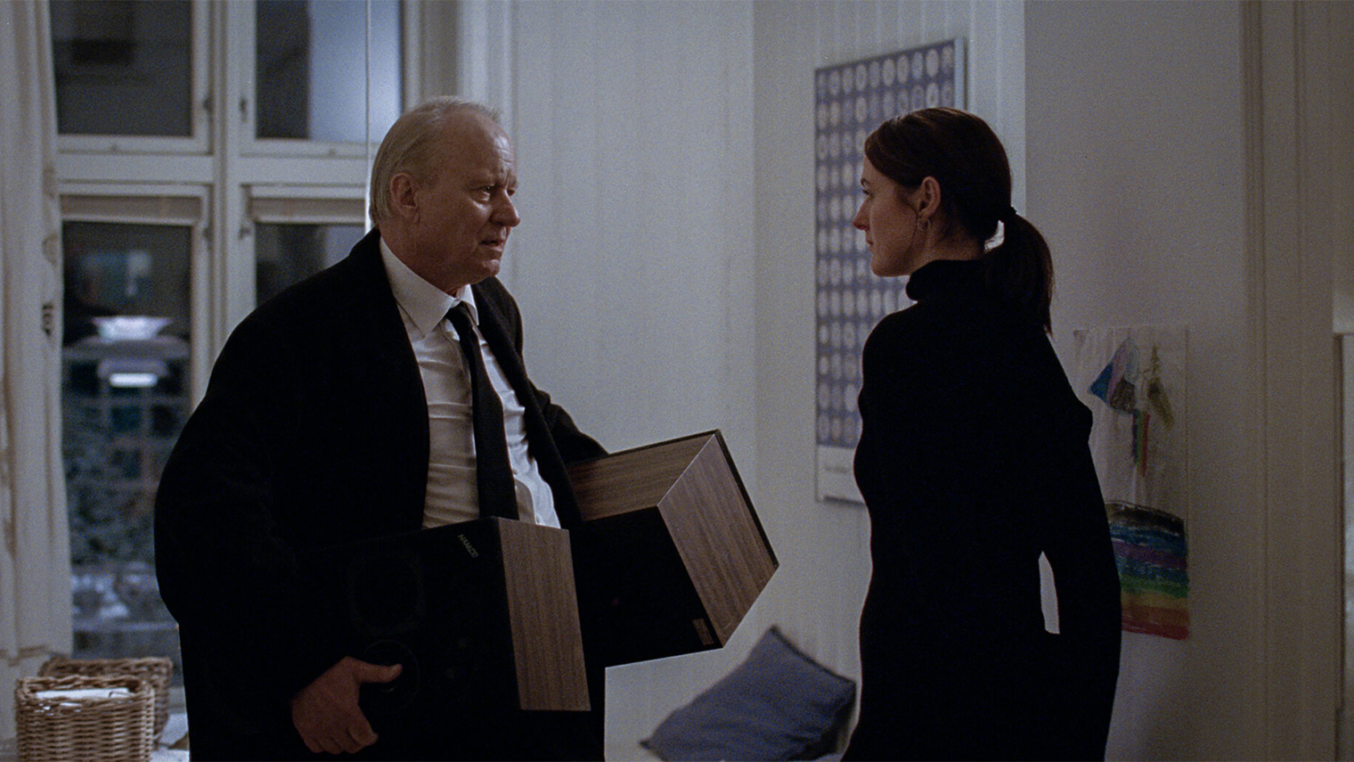 «Сентиментальная ценность» идеально вписывается в череду фильмов о семье. Только за последние пять лет вышли «Всё везде и сразу», «Солнце мое», «Задира», «Отец», «Боб Тревино поставил лайк», а в Венеции в этом году победил «Отец, мать, сестра, брат» Джима Джармуша