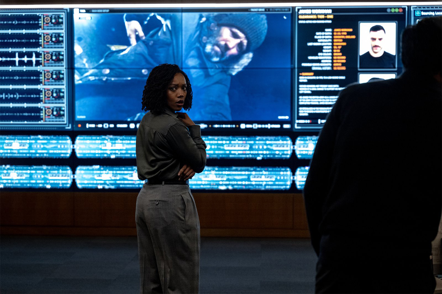 Истинная личность персонажа Стэйтема раскрывается в сценах из штаба MI6 — развитие персонажа получилось уж слишком искусственным