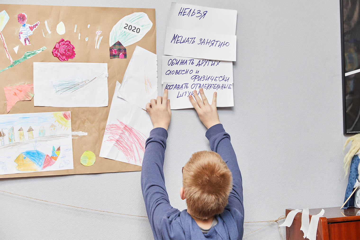 В «Шалаше» мы в том числе учим подростков управлять своим поведением и не мешать другим. Важную роль на занятиях играют правила — ведущие открыто обсуждают их с участниками. В наших инструкциях всегда есть и запреты, и — обязательно — разрешения. Предсказуемые и прозрачные правила помогают детям контролировать себя