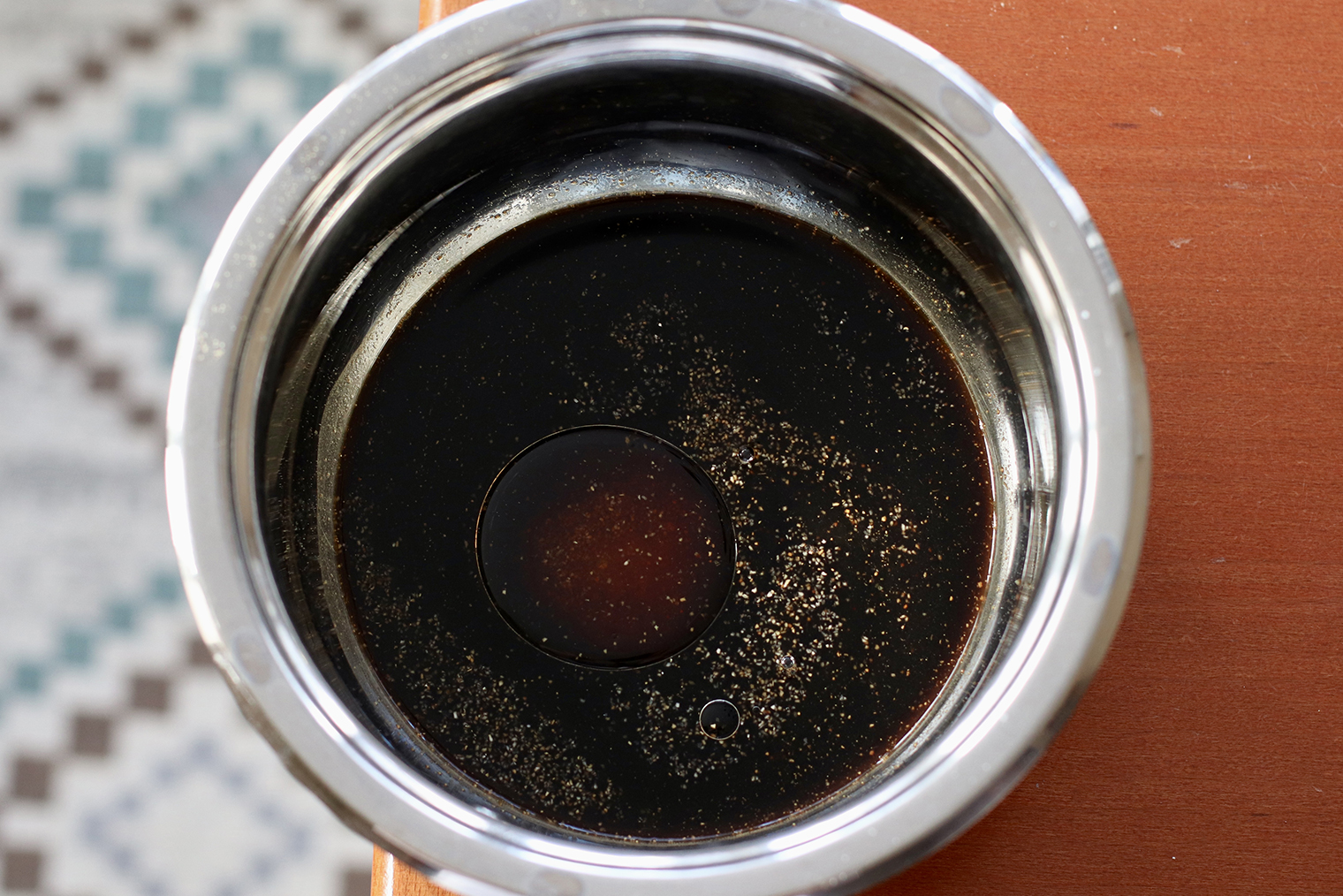 Шаг 2. В сотейнике или глубокой сковороде смешайте соевый соус, винный уксус, сушеные имбирь и чеснок, сахар, масло, мед и крахмальную воду