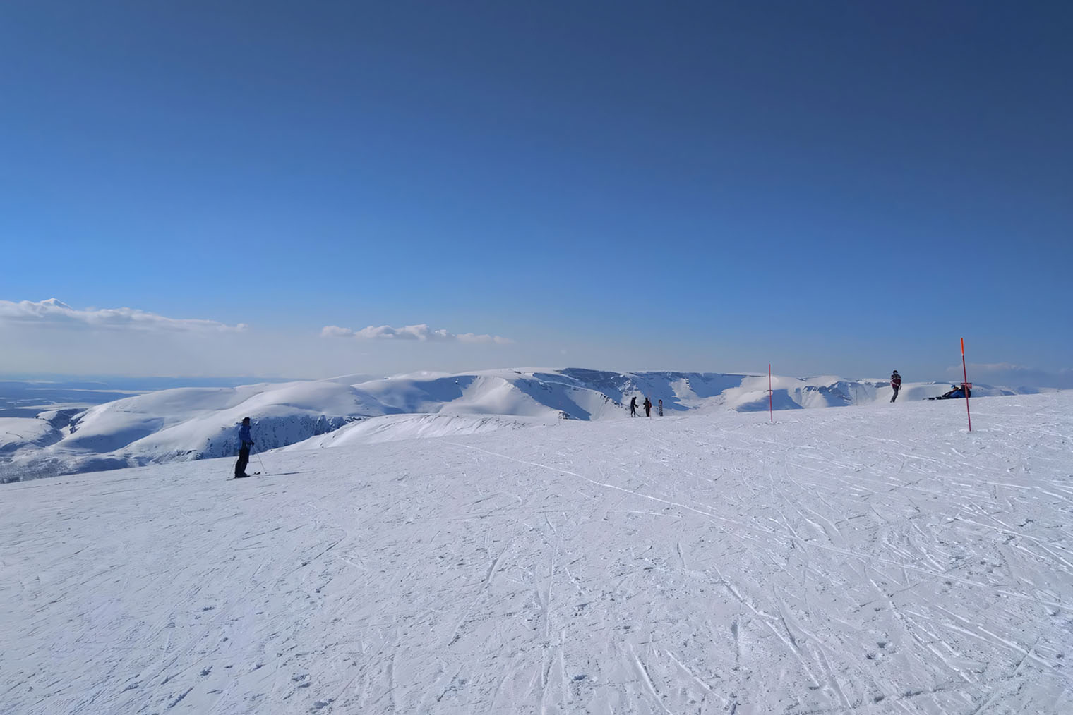 Так выглядели склоны Хибин 1 мая 2018 года. Снег был мягким, кататься наверху — одно удовольствие. Еще в это время в горах много солнца, которое отражается от снежного покрова и ложится красивым загаром на тех, кто не побоится раздеться при +10 °С