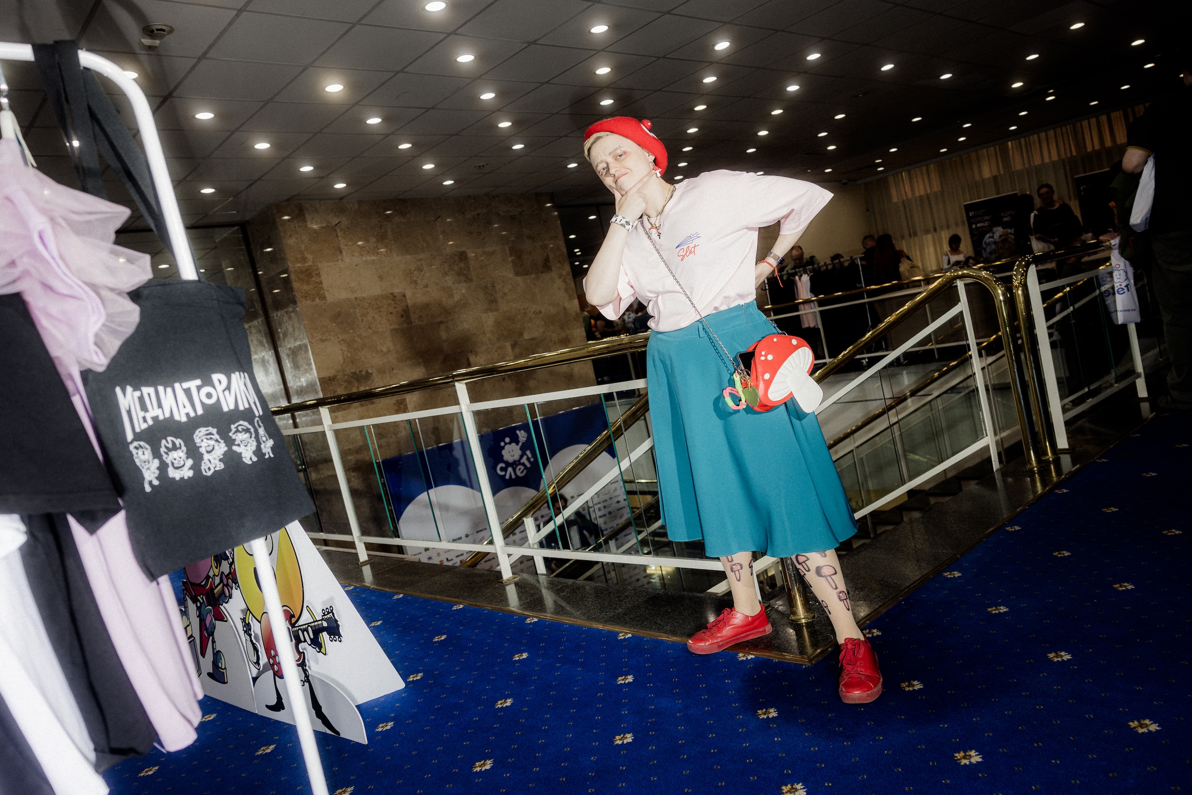 Руководительница волонтеров Мария Дудина пришла на фестиваль в потрясающем грибном костюме, чтобы ее легко нашли в толпе