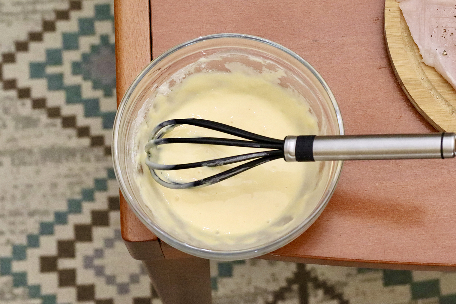 Шаг 2. Курицу посолите и поперчите — по 1/2 ч. л. специй. Яйцо соедините со сметаной, майонезом, мукой, оставшимися солью и перцем. Получится густой однородный кляр, консистенцией похожий на жирную сметану