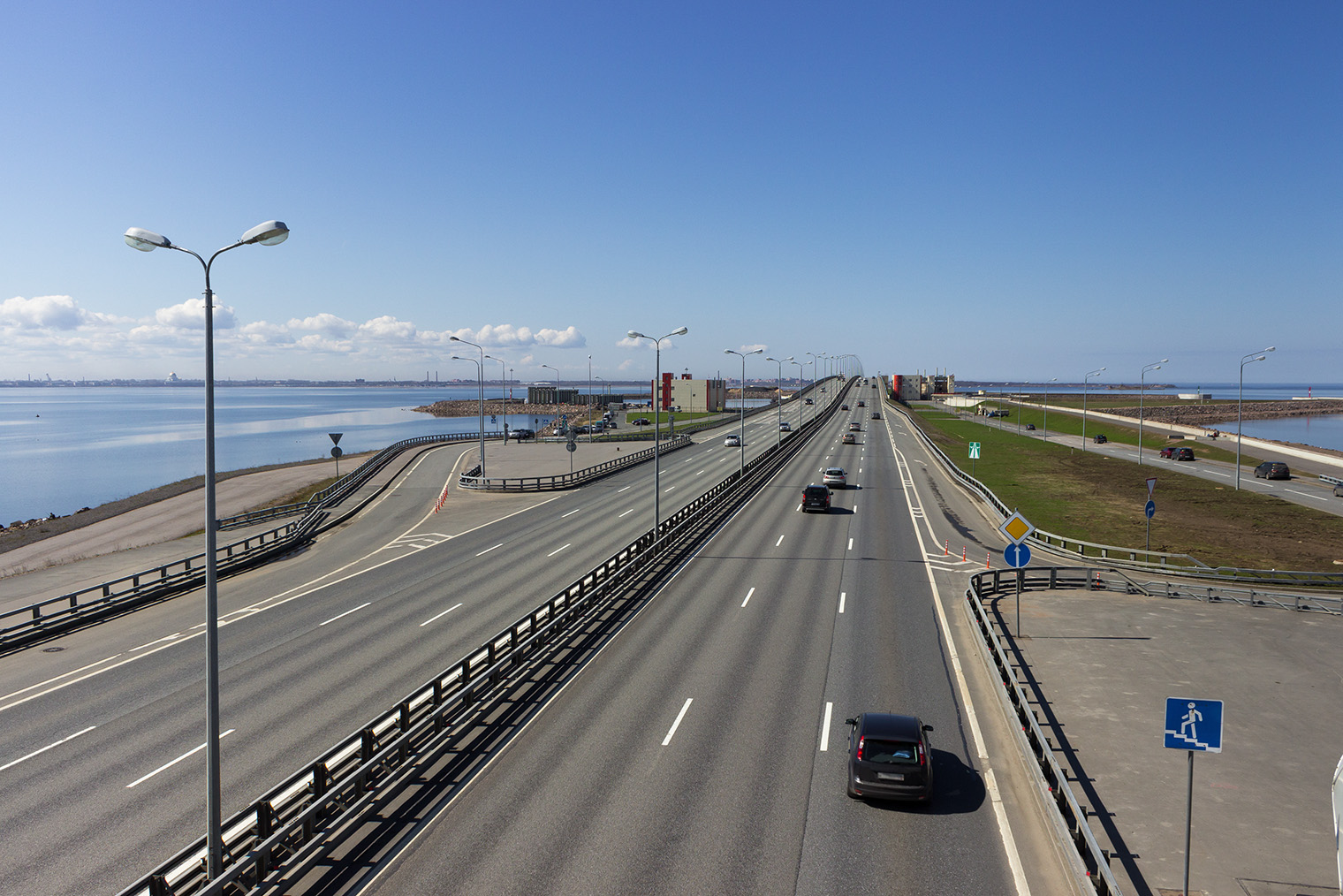В районе КАД возле комплекса защитных сооружений есть съезды, где можно остановиться и полюбоваться видом на Финский залив. Просто так останавливаться на трассе нельзя. © Dmitrii Ivanov / Shutterstock / FOTODOM