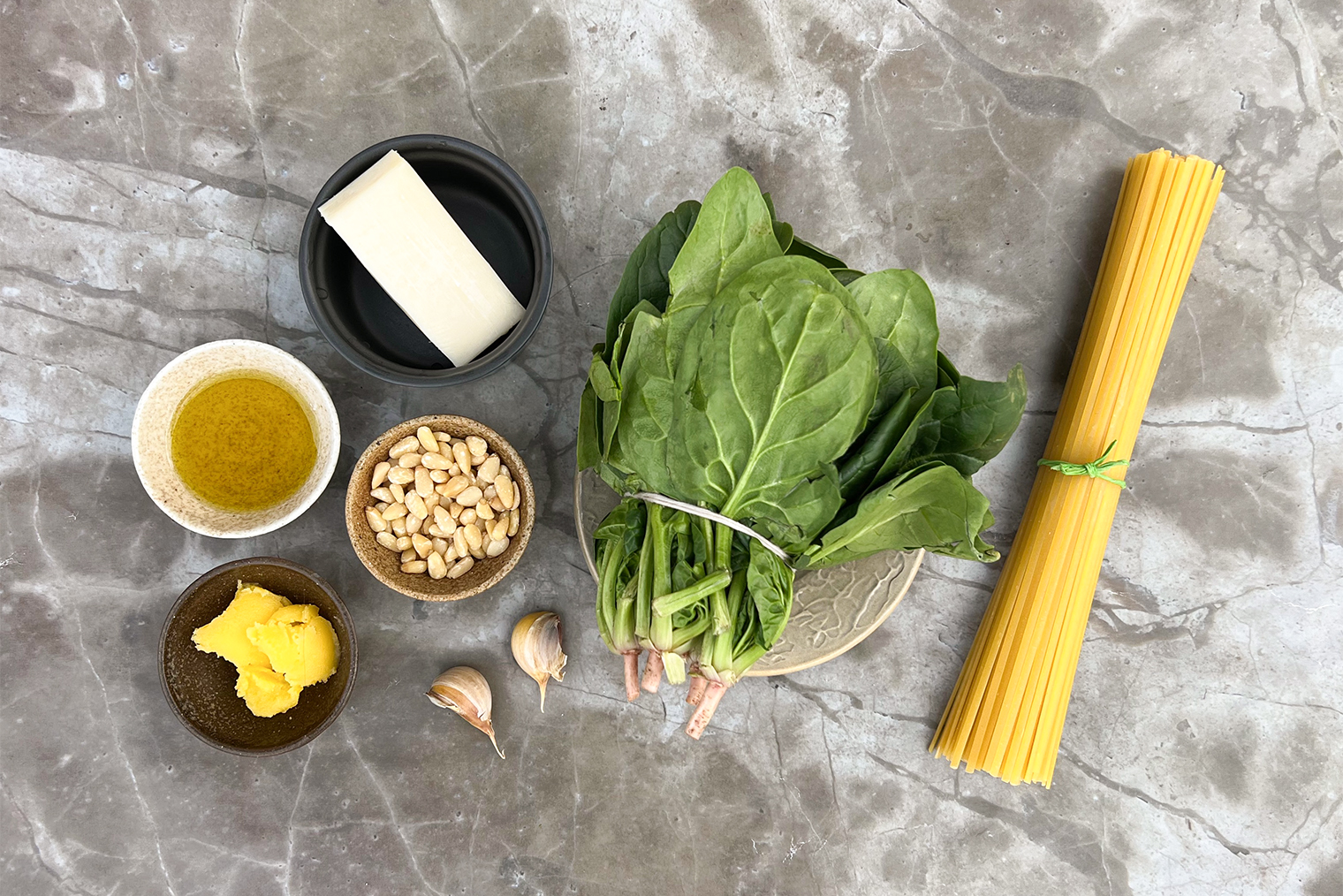 Ингредиенты для пасты со шпинатом. Макароны у меня лингвини, но подойдут любые другие