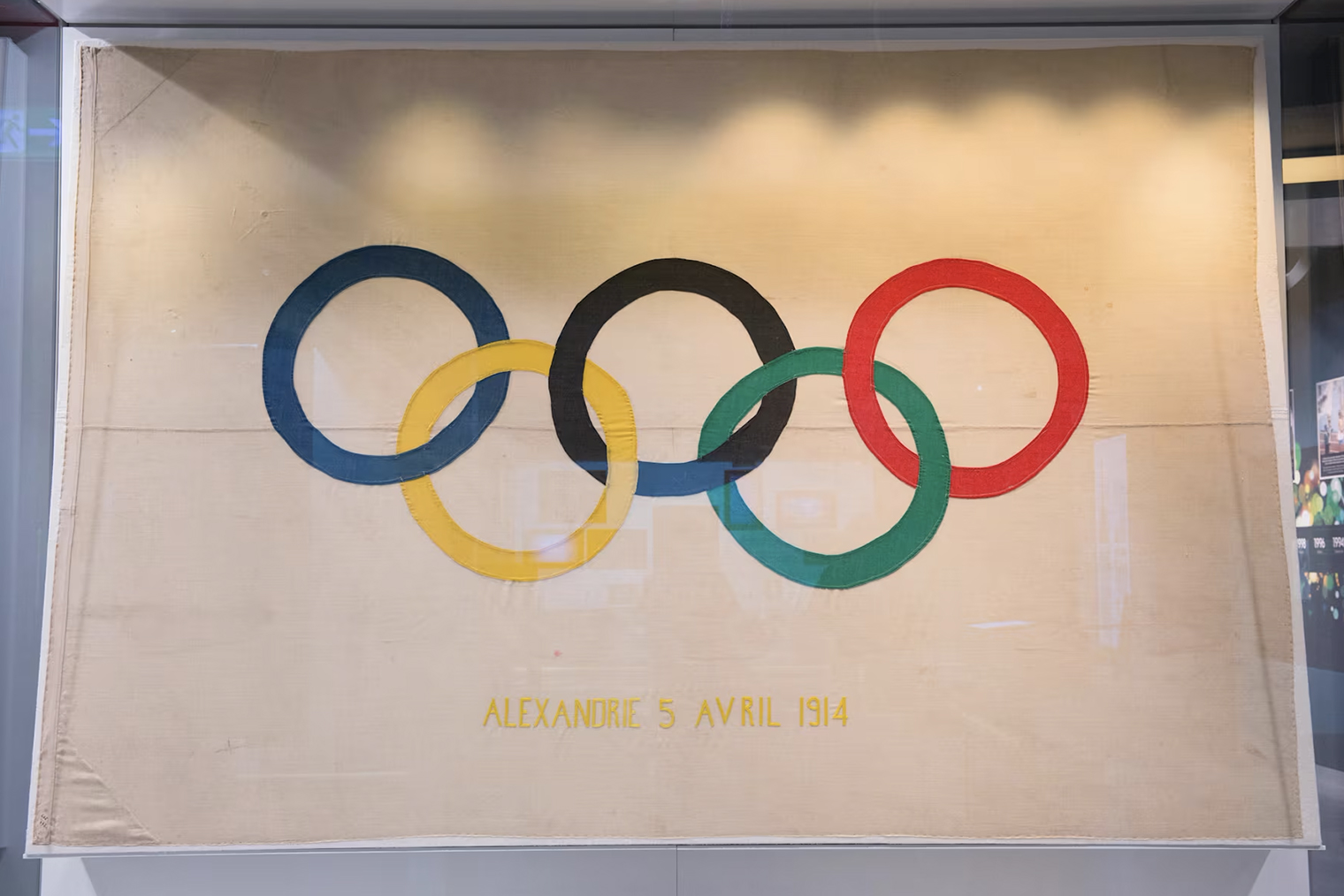 Первый Олимпийский флаг, представленный в 1914 году. Источник: olympics.com