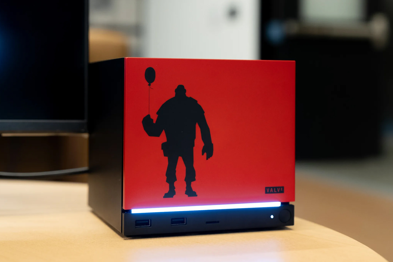 У устройства есть светодиодная лента. Цвет, яркость и частоту мигания позволяют настраивать на свой вкус. Источник: Valve