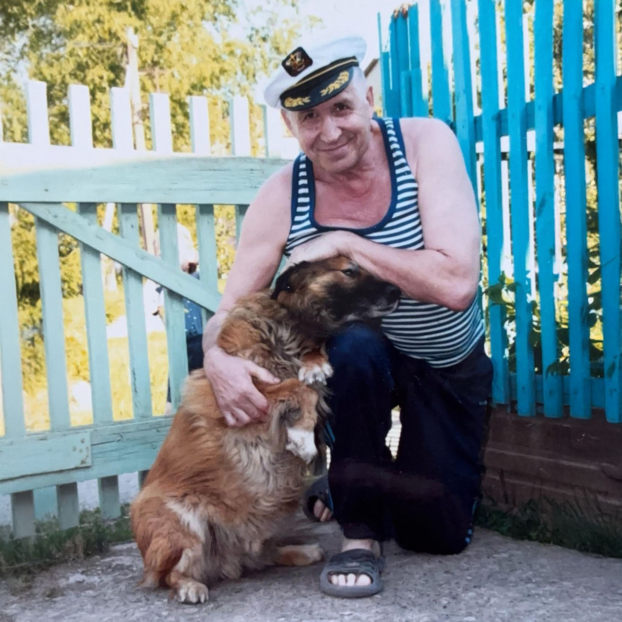 Это Малыш с дедом. Когда от пса не пахло навозом, с ним было очень приятно обниматься