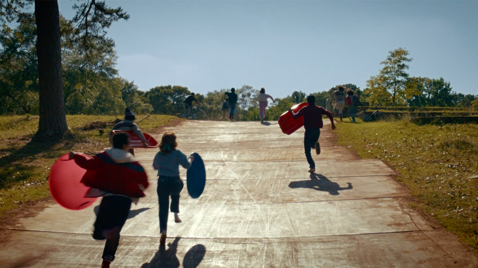 Несмотря на осадное положение, жизнь в городе идет своим чередом: по металлическим плитам, скрывающим разломы в Изнанку, катаются дети