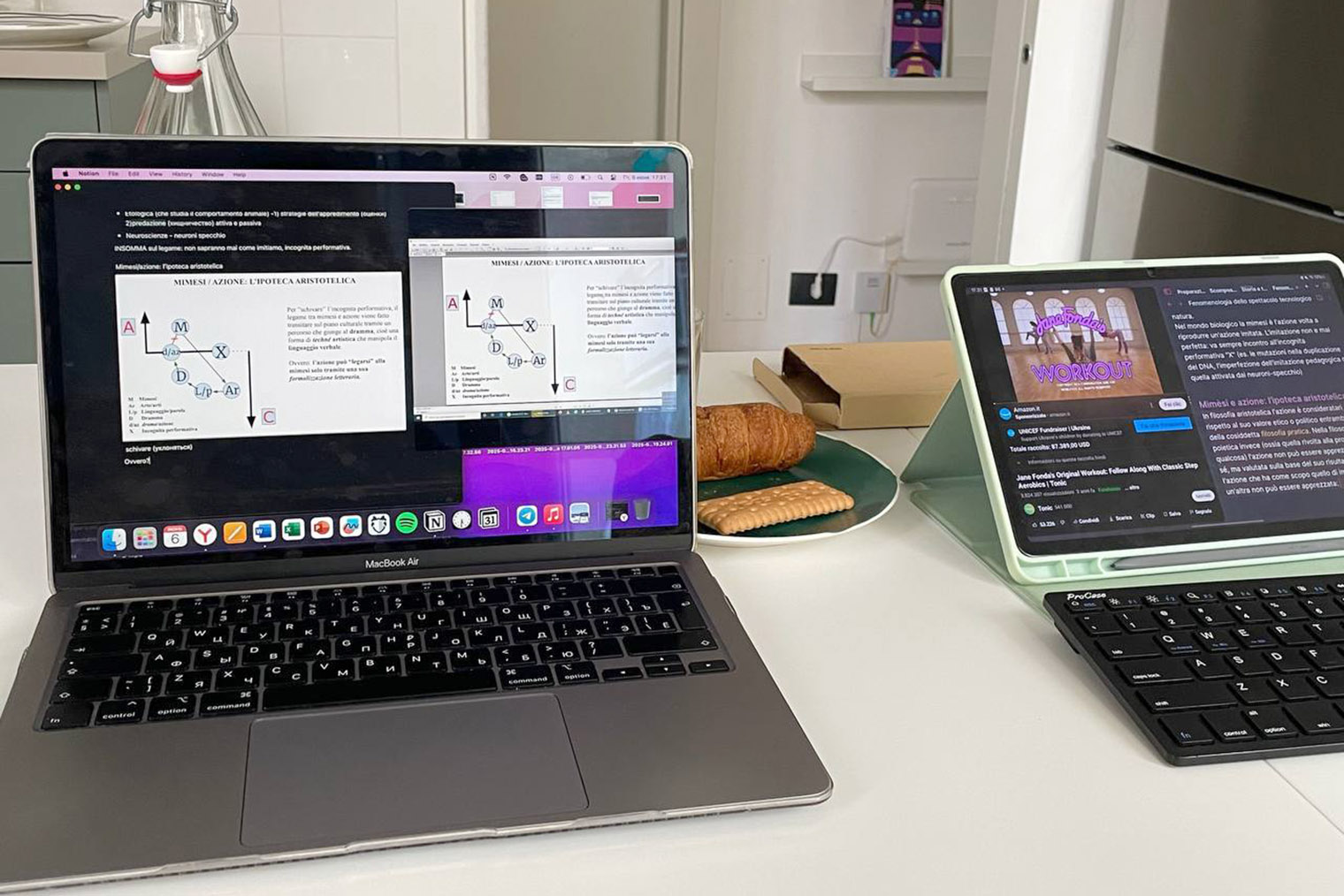 В Италии много студентов из других стран. Здесь, например, к экзамену готовятся: россиянка, итальянец и китаянка
