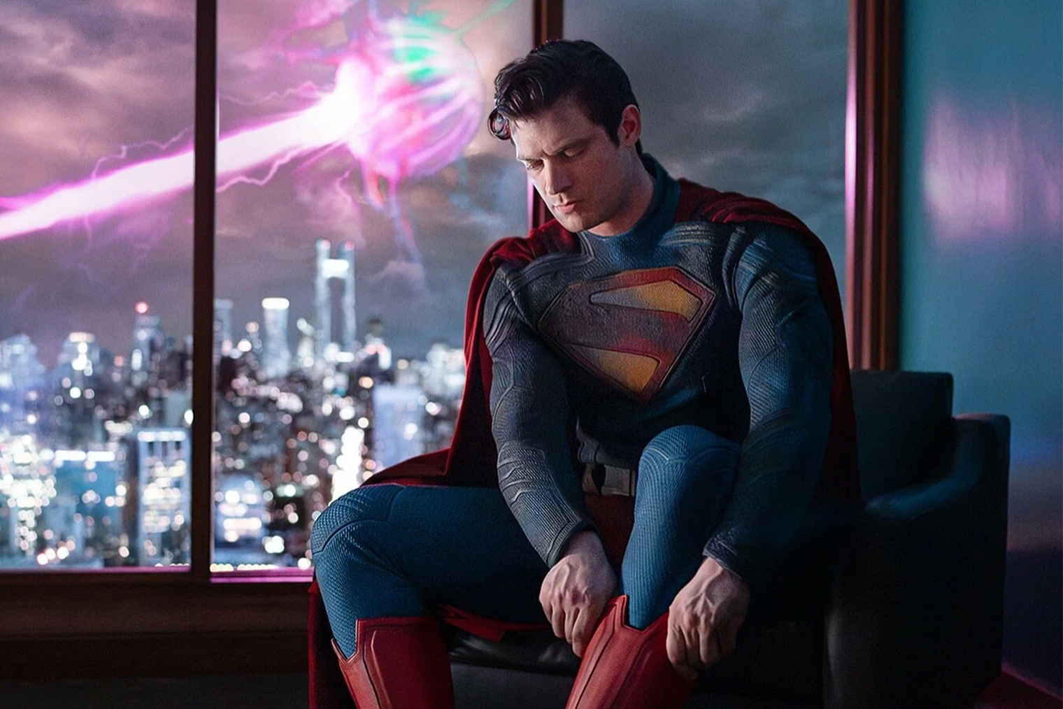 Судя по кадру со съемок, Супермен в фильме будет носить красные трусы поверх костюма — как в большинстве комиксов. Кадр: DC Studios