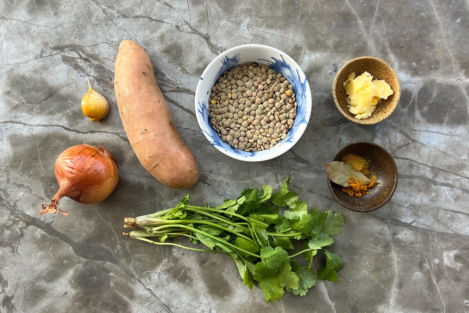 Ингредиенты для гарнира из чечевицы с бататом