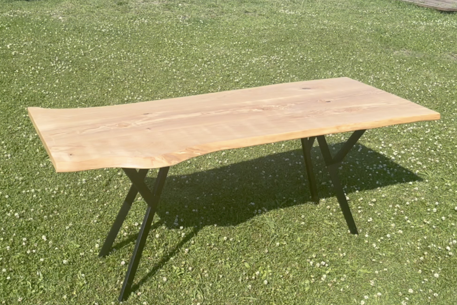 Это стол на металлических ножках со столешницей из слэбов — естественных срезов древесины. Его делал в 2022 году и разместил у себя в мангальной зоне