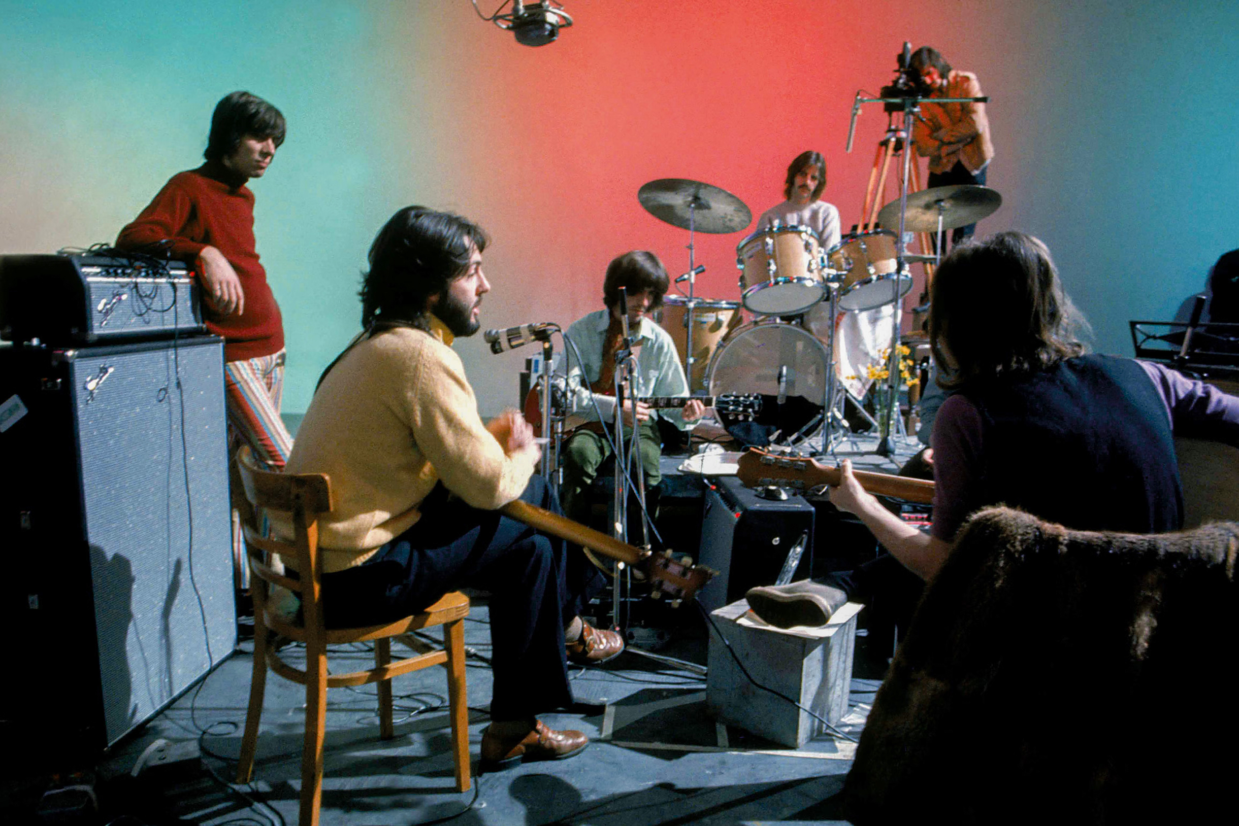 В 2021 году на Disney+ вышел четырехсерийный документальный фильм The Beatles: Get Back. Его снял Питер Джексон. © Disney+