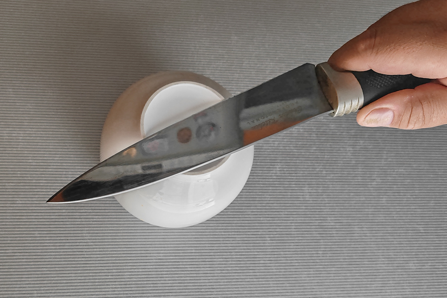 Нож по ободку керамической посуды ведите легко, без нажима, как будто строгаете и хотите срезать край ободка