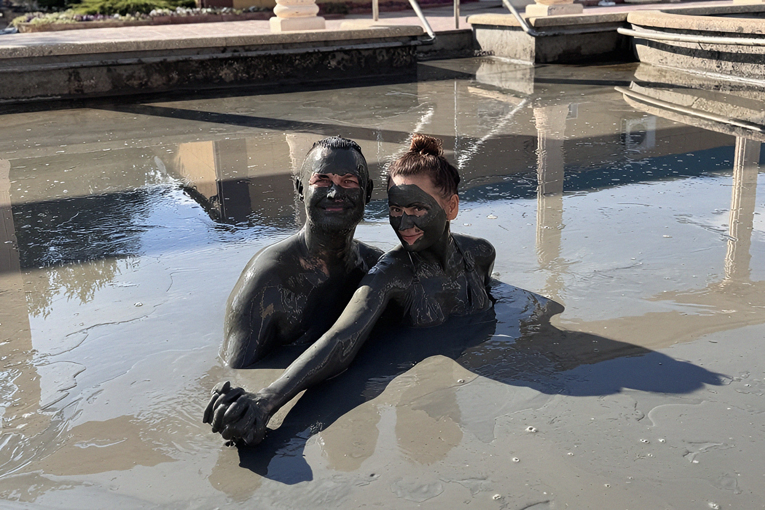 После купания вулканическую грязь смывают в море. © poseydonazov.ru