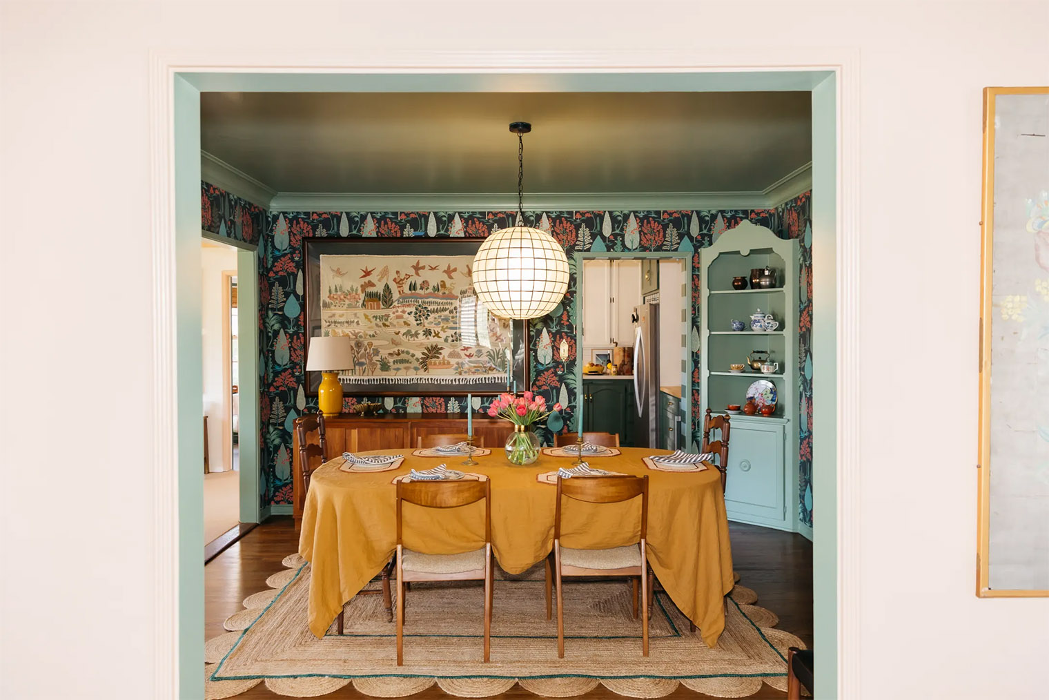 Обои занимают минимальную площадь — большая часть закрыта мебелью, декором или обрамлена дверными проемами. За счет этого активный рисунок не раздражает, а дополняет картину. Откосы и потолок окрашены в один из цветов, присутствующих в принте. © Alicia Chandler / apartmenttherapy.com