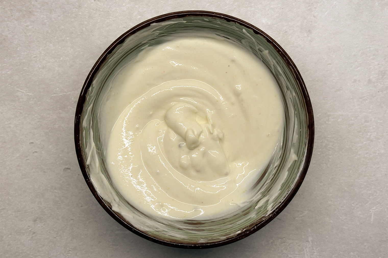 Шаг 2. Творог и горчицу смешайте до однородности