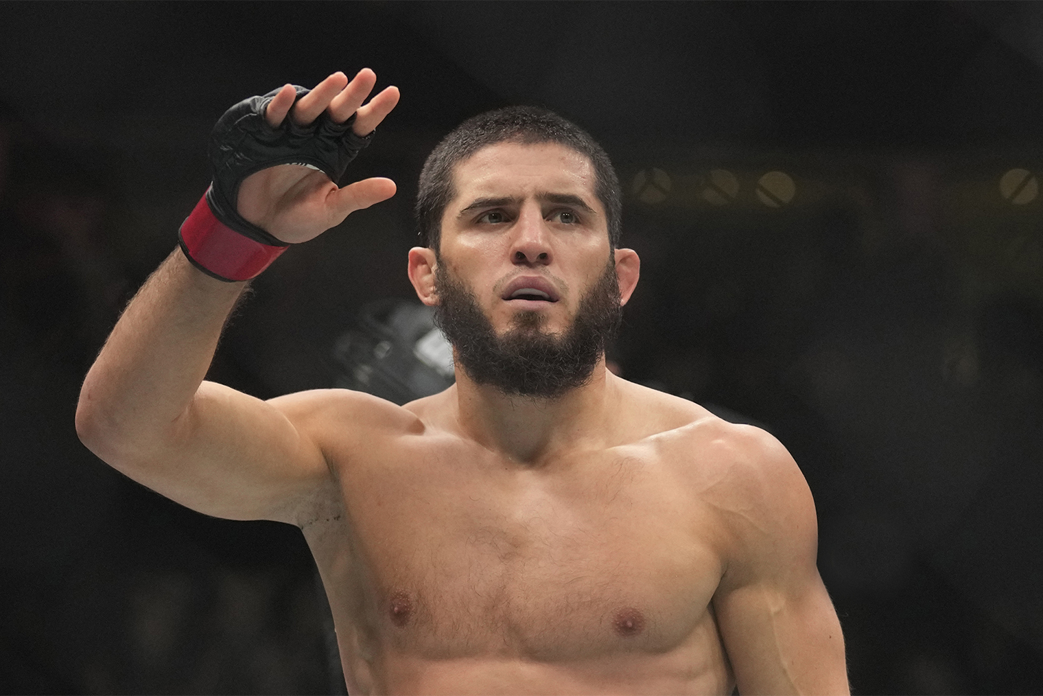 Летом Махачев признавался, что с трудом набирает массу для перехода в полусредний вес. Фотография: Kamran Jebreili / AP / ТАСС