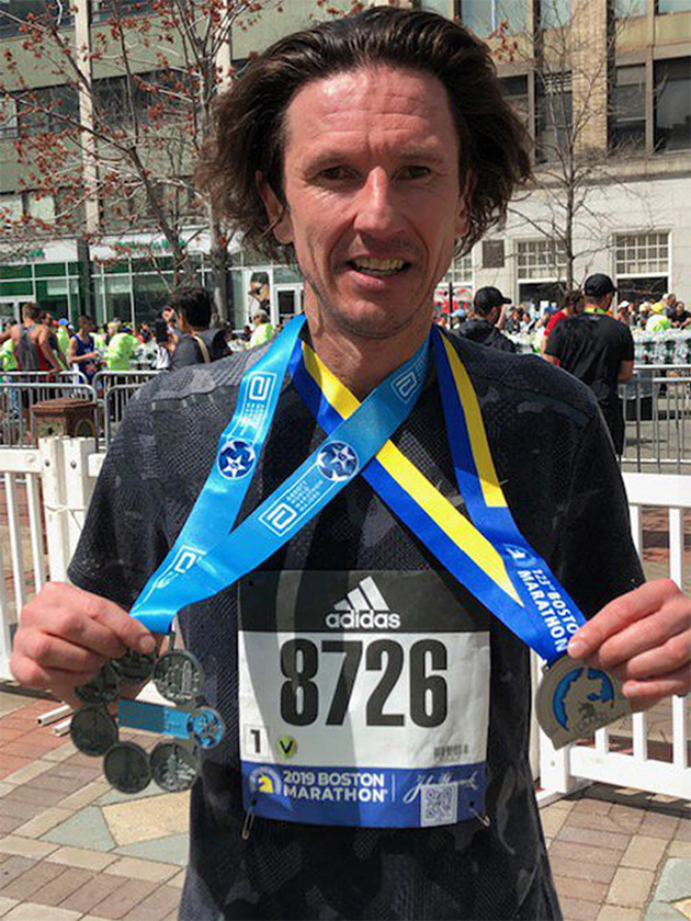 На финише Бостонского марафона: справа — медаль Бостона, слева — медаль-шестеренка, которую дают после финиша всех шести мейджоров. © Личный архив Алексея Смертина