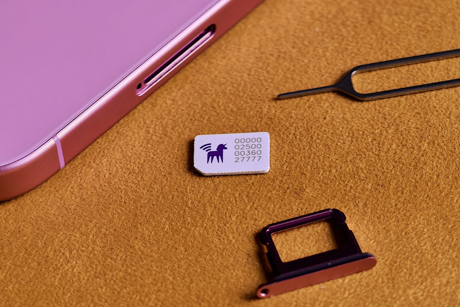 Unisimka устанавливается в Айфон или смартфон на Android как обычная и сразу готова к работе