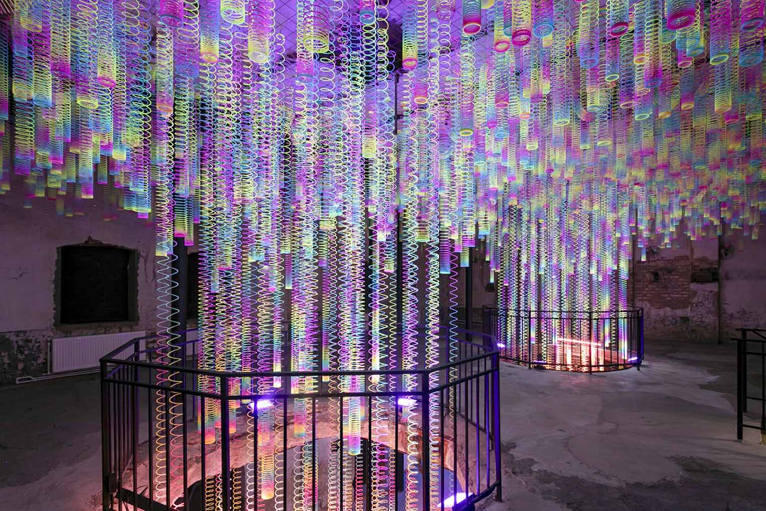 Арт-группа «Зерно» в октябре 2025 года открыла в «Понарте» новую выставку «Потоп», которая оригинально и ярко рассказывает знакомые библейские истории. © zernoart.ru