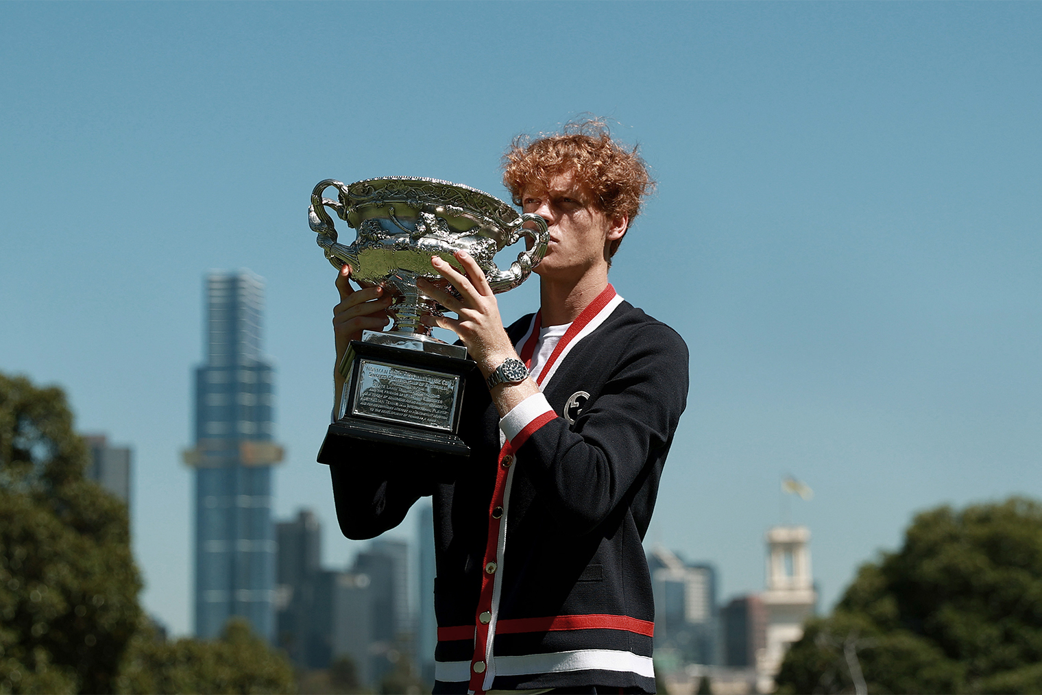 Янник Синнер с трофеем после победы на Australian Open 2024. Фотография: Kelly Defina / Getty Images