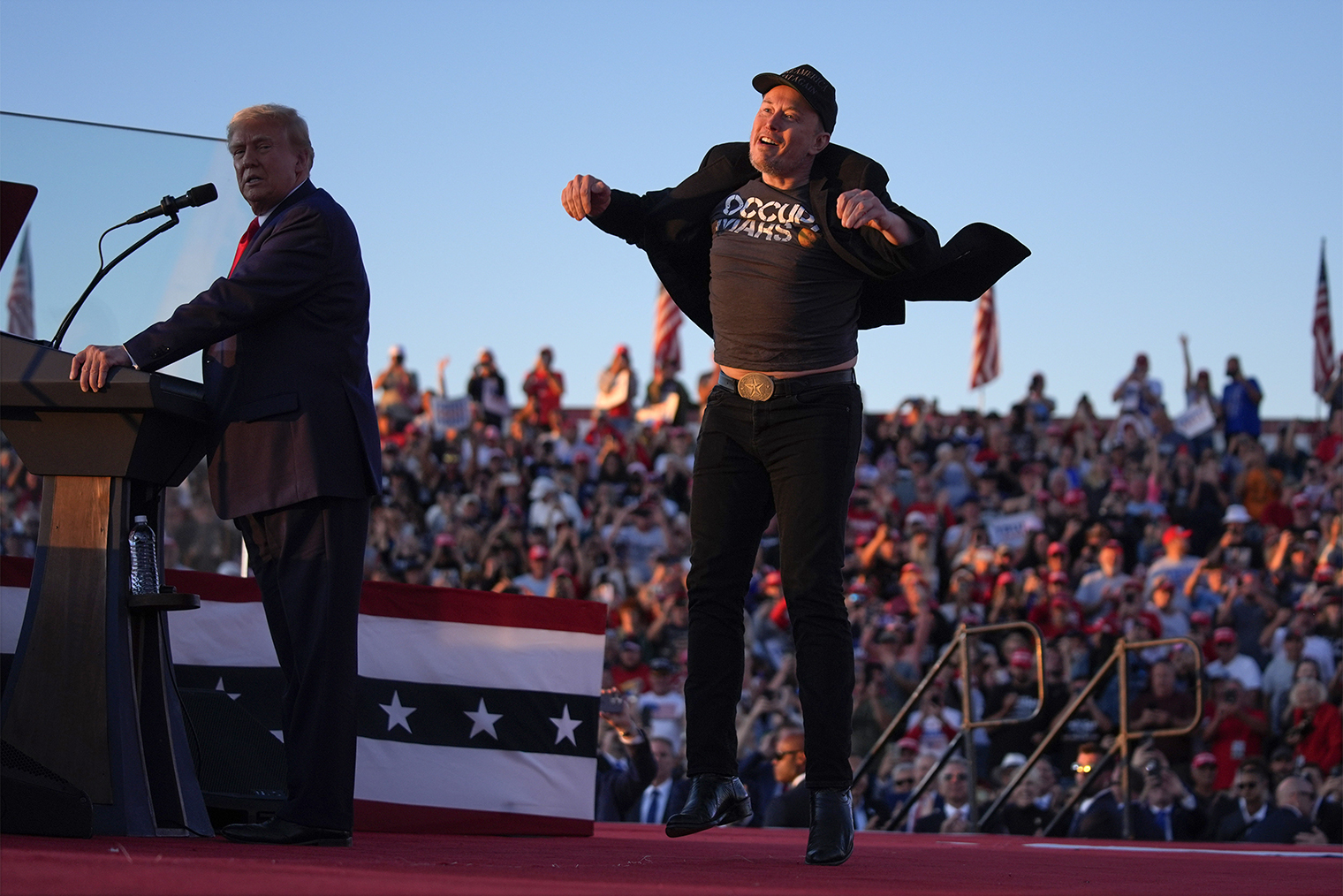 Илон Маск на предвыборном митинге Дональда Трампа. Фотография: Evan Vucci / AP / ТАСС