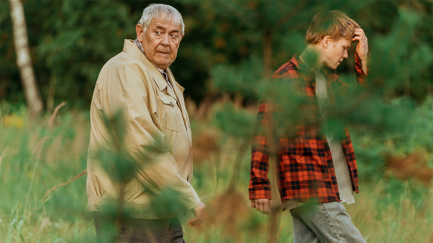 Святослав Вернидубович все чаще отмечает, что Женек не так глуп. Токсичная химия между героями, к сожалению, сходит на нет. Поэтому лучше посмотрите, как круто Стоянов играет на гитаре