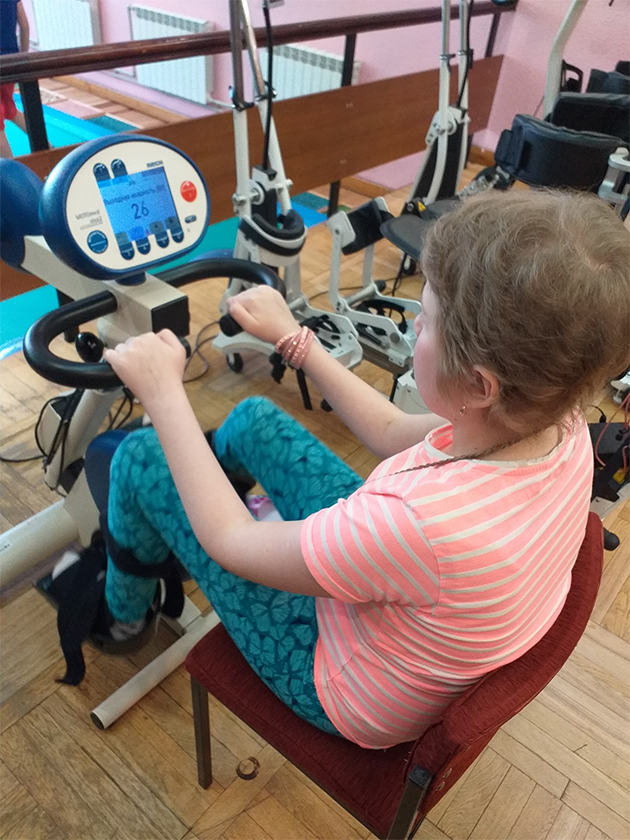 В реабилитационном центре «Русское поле». Даша работает над восстановлением функций рук и ног в период поддерживающей химиотерапии