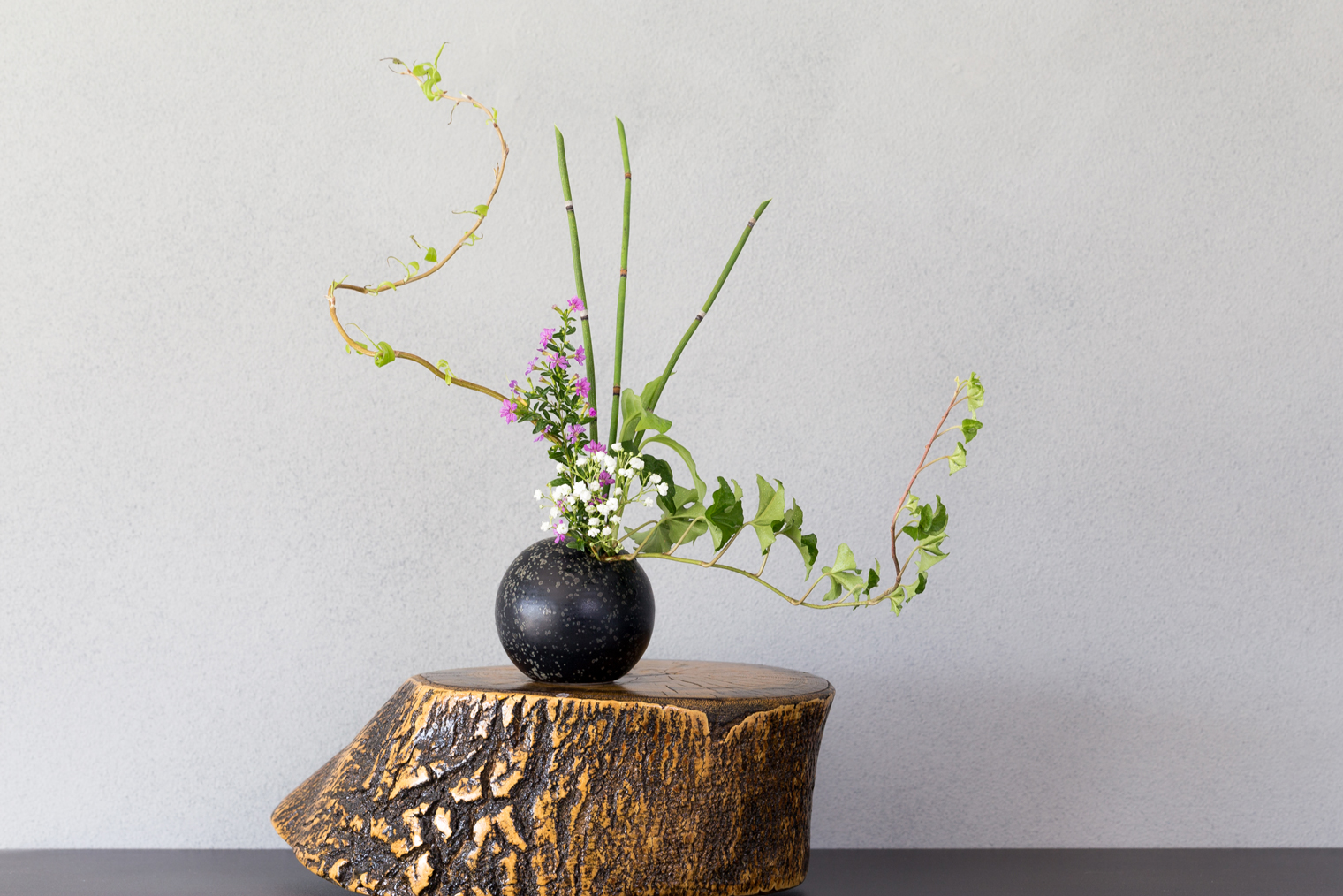Икебана — это в том числе искусство композиции. Сочетание формы цветов, вазы, подставки — все должно быть гармонично, и все имеет значение. Фотография: FotoKina / Shutterstock / FOTODOM