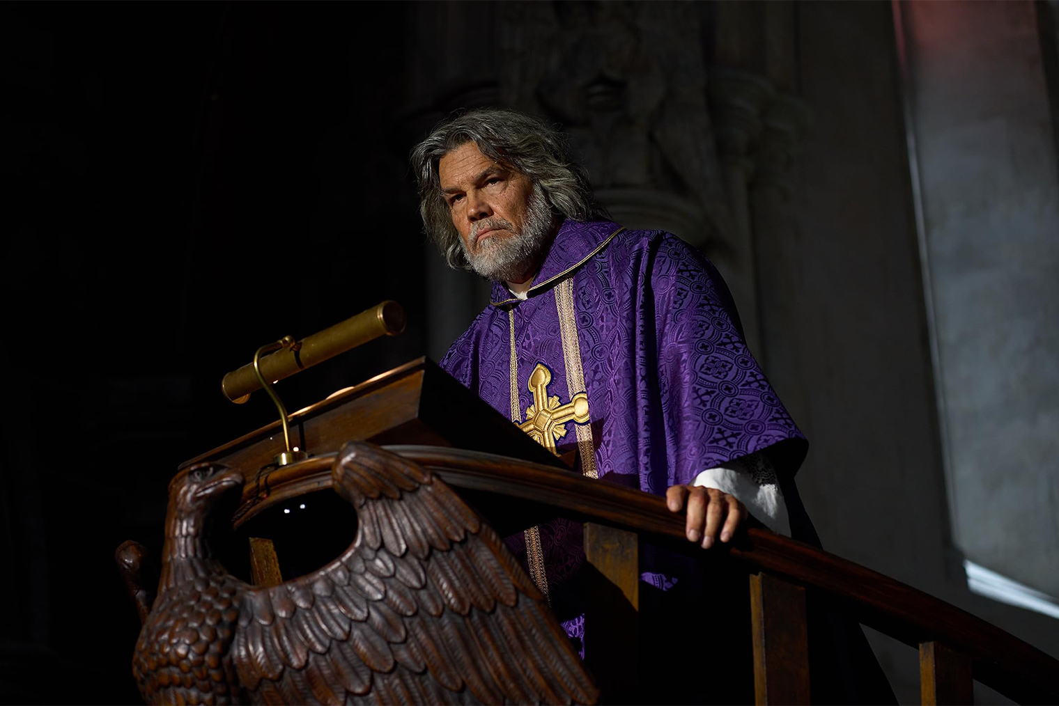 Монсеньора Уикса сыграл Джош Бролин — звезда «Старикам тут не место» и «Мстителей»