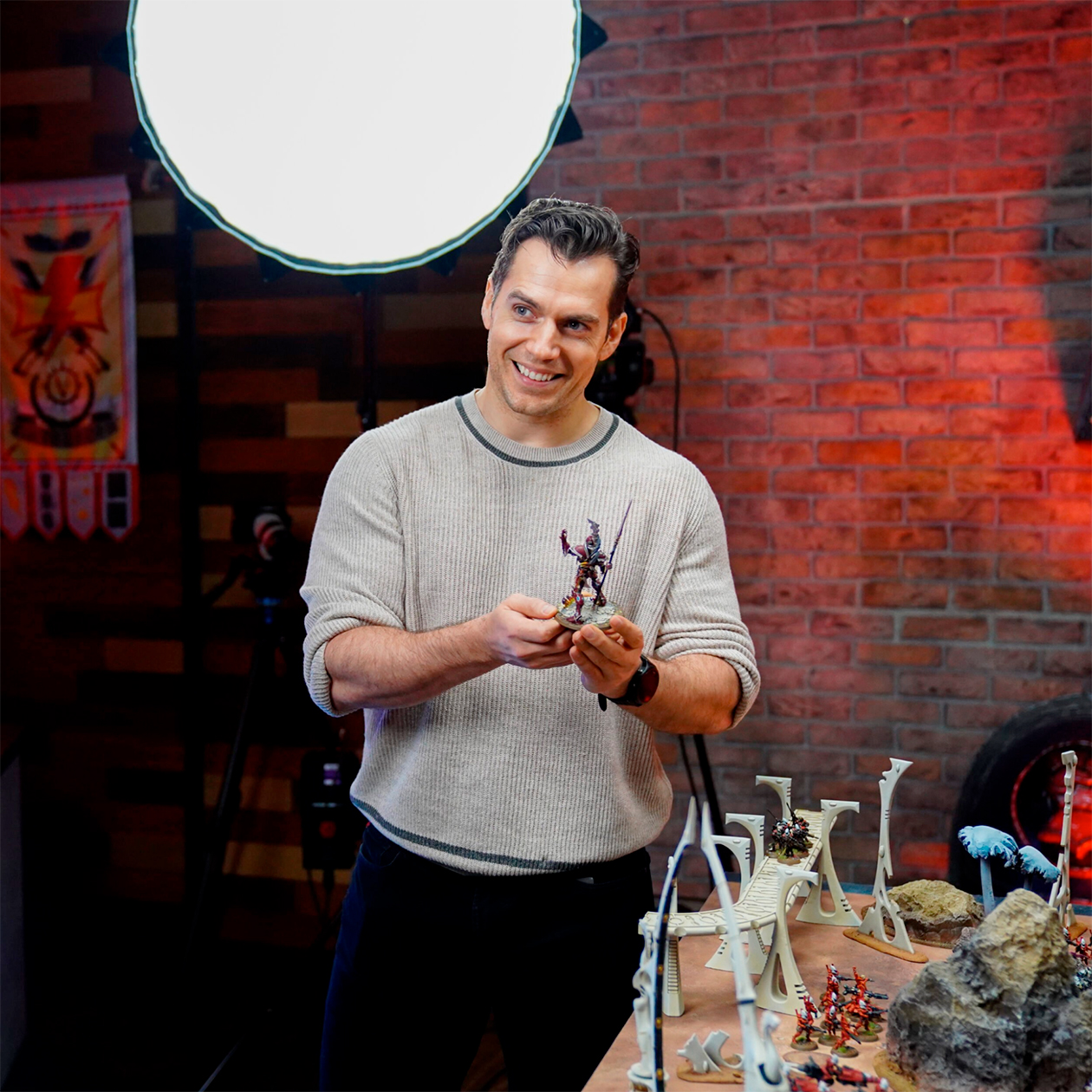 Генри Кавилл лично собирает и красит миниатюры по Warhammer 40,000. Источник: Games Workshop