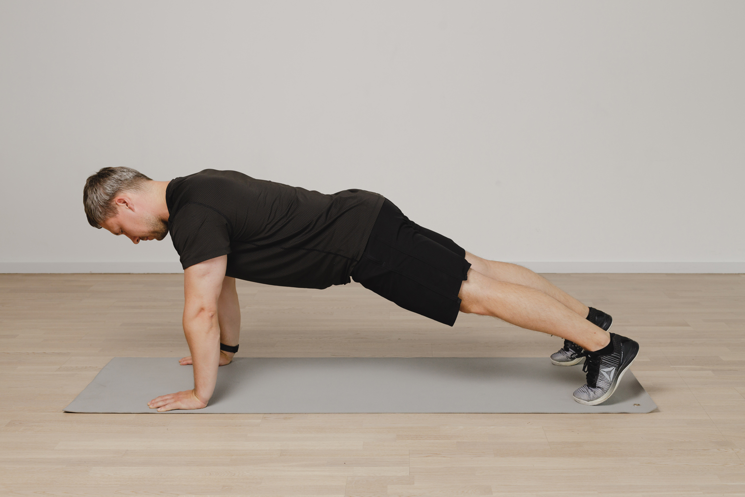 Техника выполнения планки на прямых руках. © Михаил Голденков