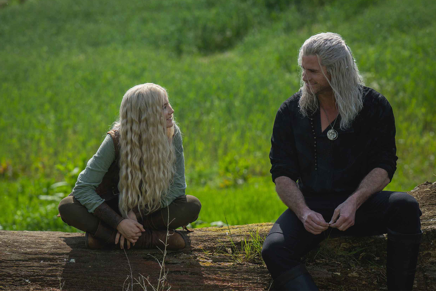 В сериале есть эпизоды-флешбэки — авторы пересняли некоторые сцены с Хемсвортом вместо Кавилла