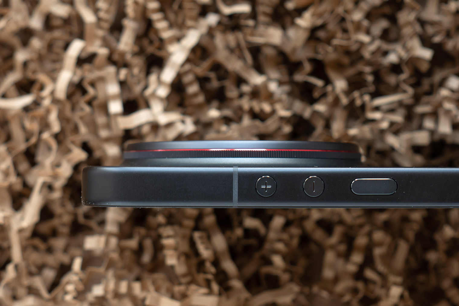 Камеры собраны в массивный круглый блок, который выступает примерно на шесть миллиметров