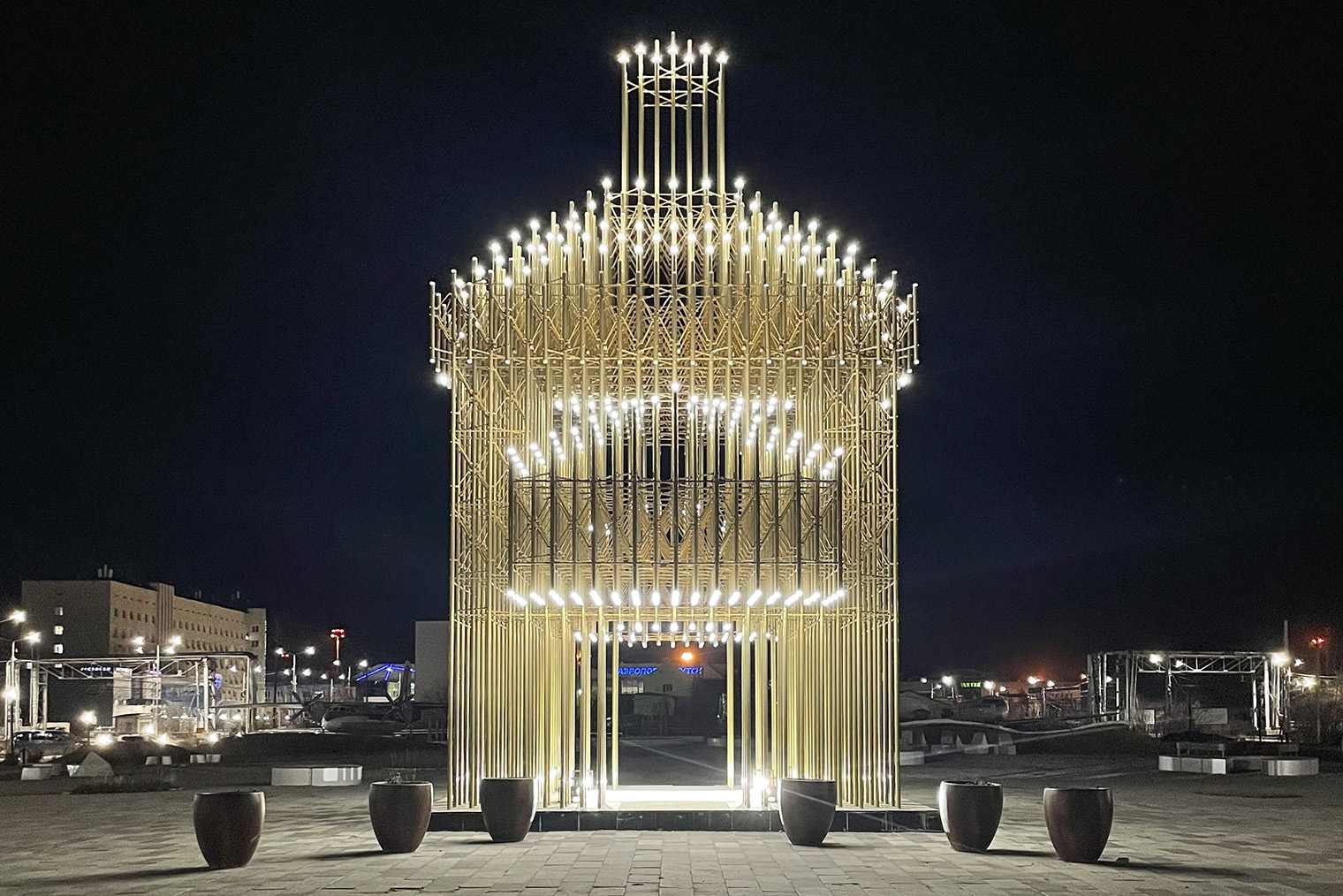Арт-объект архитектора Геннадия Попова «Ворота Якутска», созданный из светящихся латунных труб, — современная интерпретация башни Ленского острога