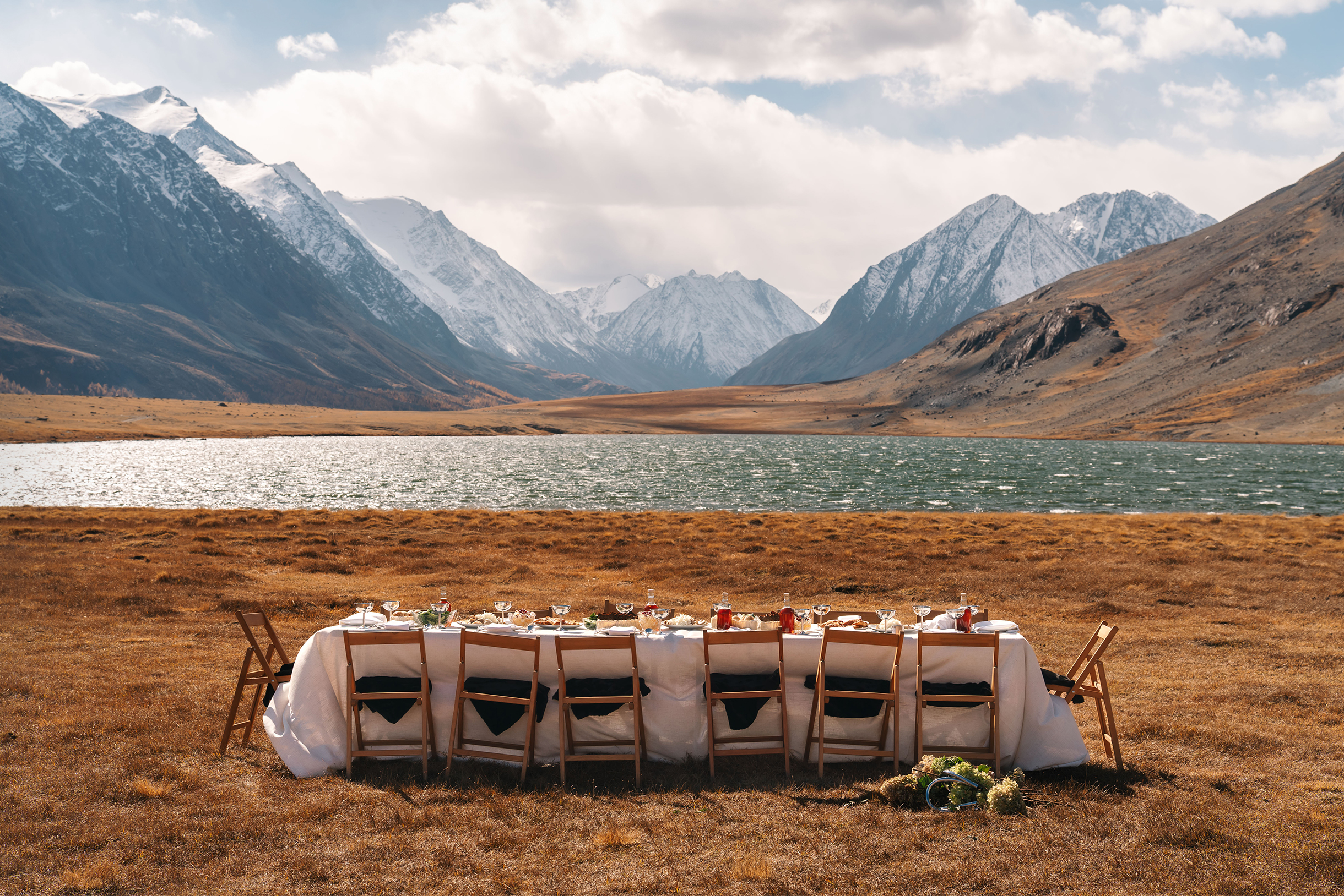 У Ани и Кристины мама уже 30 лет держит семейное кафе, поэтому мы могли заказывать кейтеринг у нее и не зависеть от сторонних подрядчиков