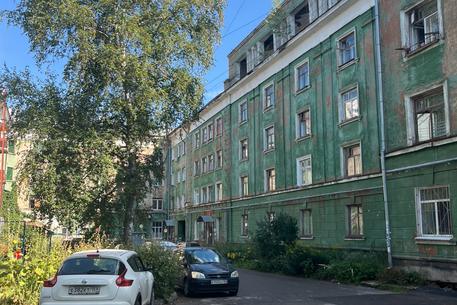 Пермь — город не очень большой, но при этом выглядит размашисто. Он чистый, на улице много молодежи, и по нему приятно гулять. Мы жили на улице Луначарского, 99 и до квартиры Коляна добрались пешком примерно за сорок минут