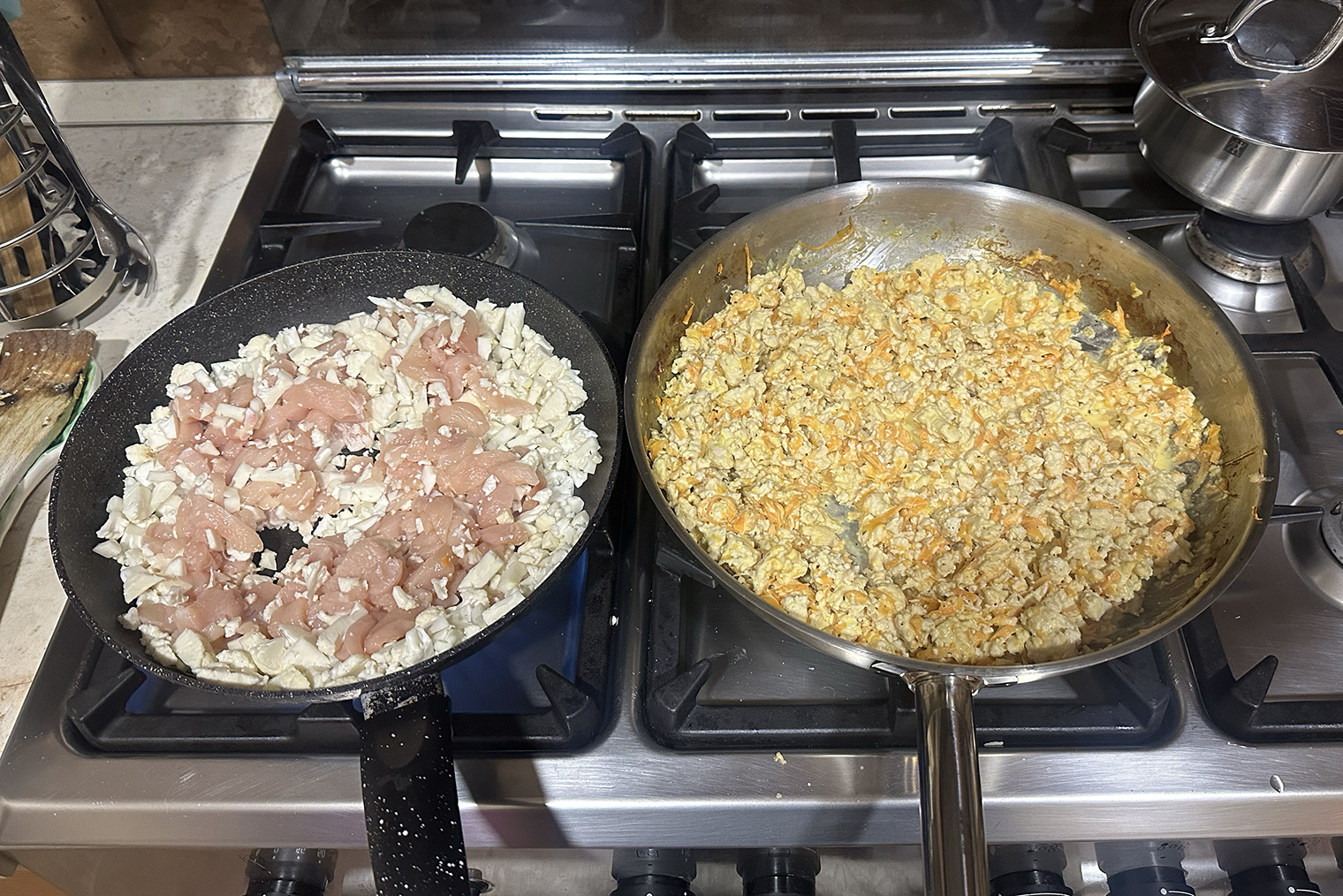 Обычная картина в день заготовок: на одной сковороде сливочный соус с курицей и морковью, на другой — куриное филе с цветной капустой. Оба блюда не требуют активного участия, достаточно их периодически помешивать