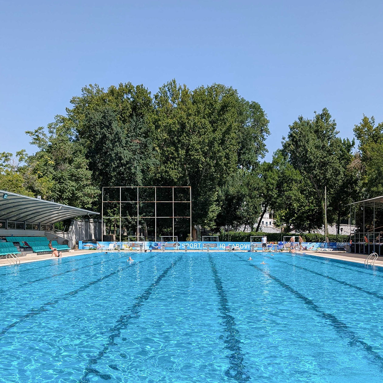 Уже +30 °C. После пробежки и в такую жару прохладный бассейн — это дикий кайф