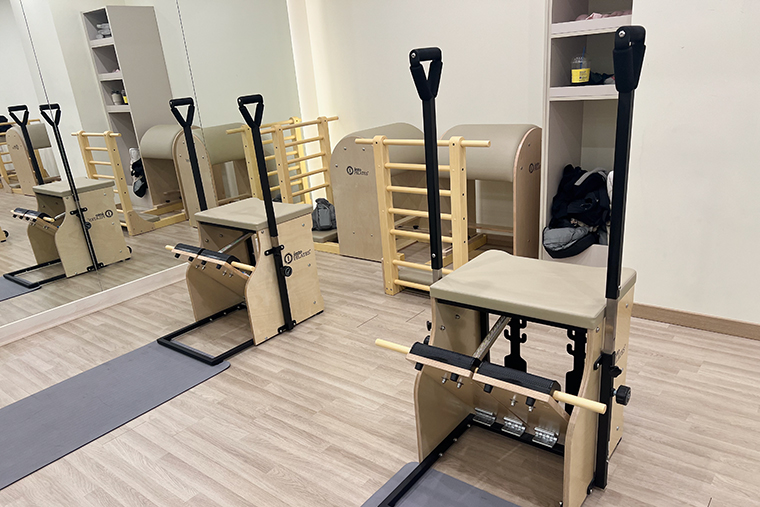 Сегодня тренировка на стульях. Еще бывают тренировки на бочке и реформере — это что⁠-⁠то похожее на БДСМ⁠-⁠кровать