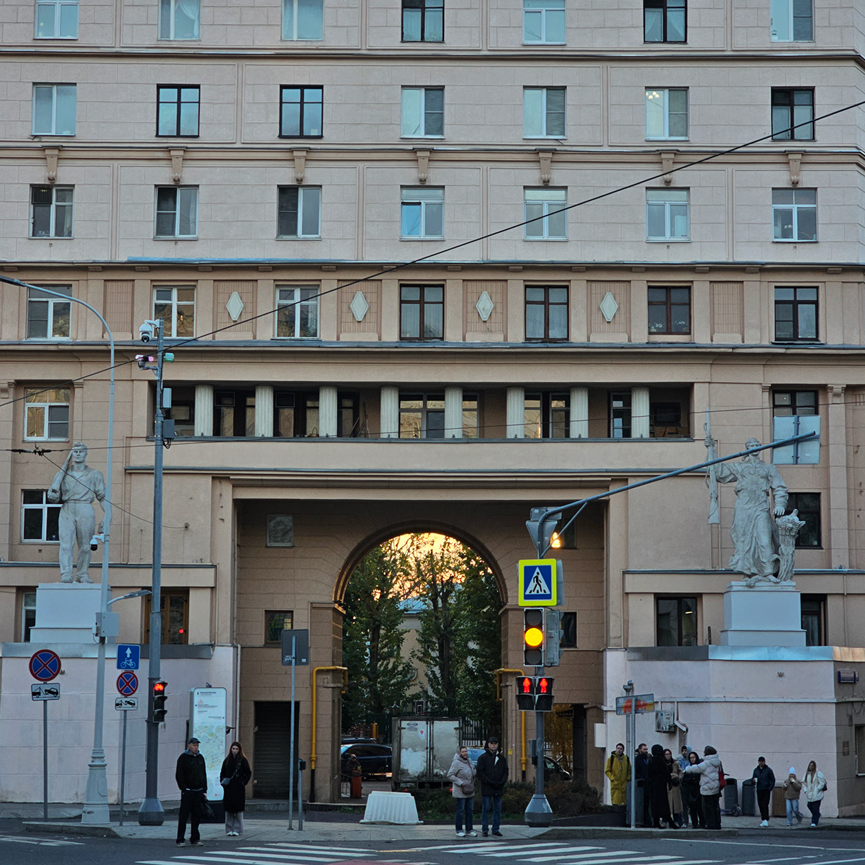 У дома уникальная, но в то же время типичная для 1930-х архитектура. Он выделяется статуями рабочего и колхозницы с винтовками по бокам от арки, ведущей во двор. Смотришь на них, и вспоминается фраза Мао Цзэдуна: «Винтовка рождает власть»