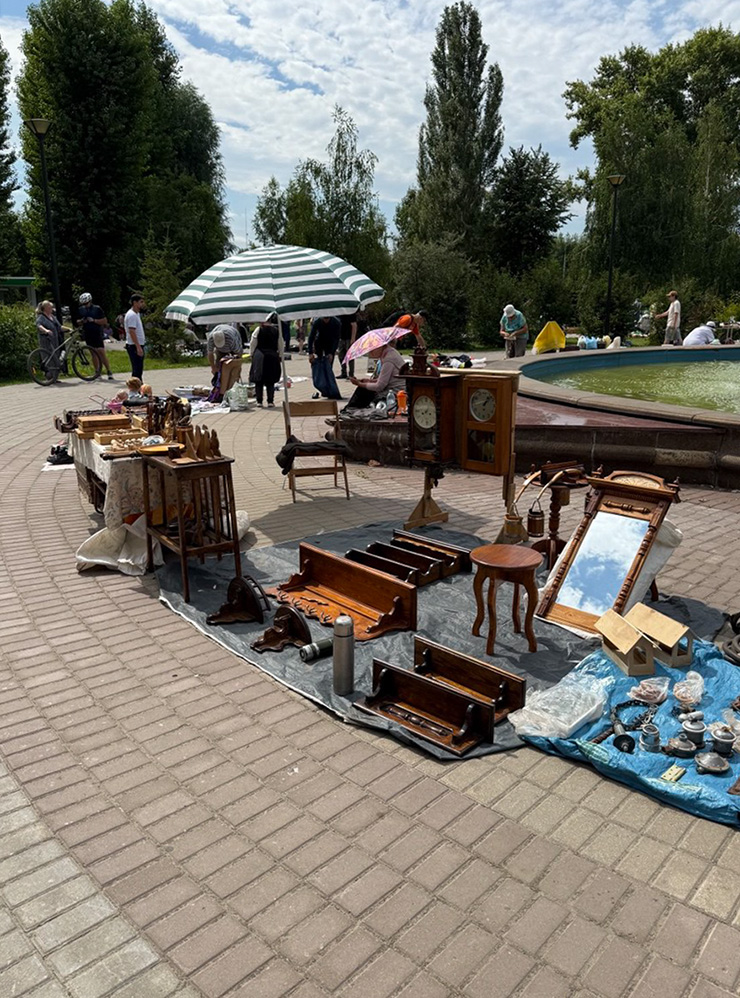В парке есть фонтан. По воскресеньям место рядом с ним становится центральной площадкой блошиного рынка