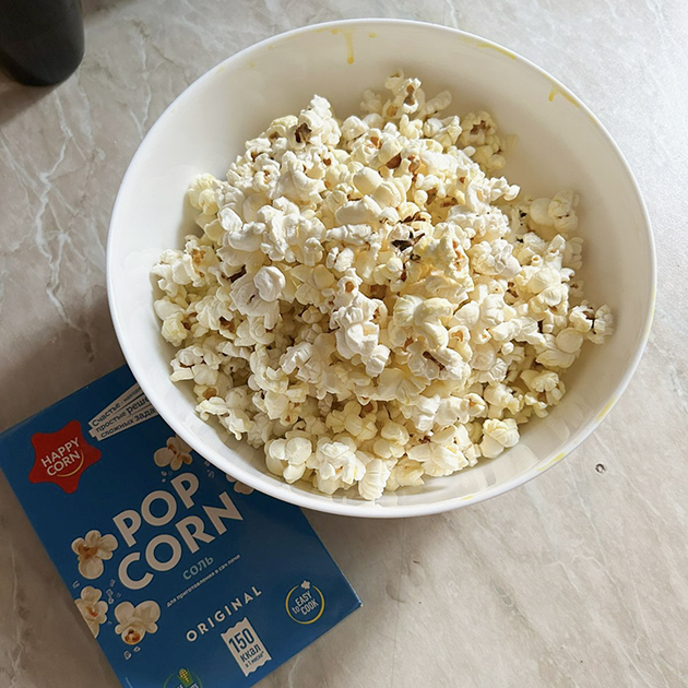 Вечером смотрели сериал под попкорн