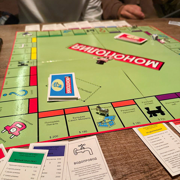 Сыграли с друзьями в «Монополию»